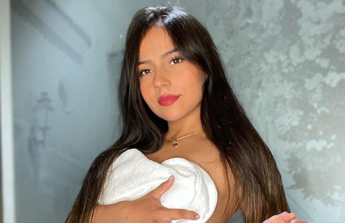 Aida Cortés se quitó la ropa interior y posó mojada frente a la cámara