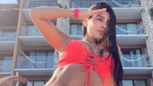 Hermana de Paola Jara presumió su cola llena de arena en diminuto bikini