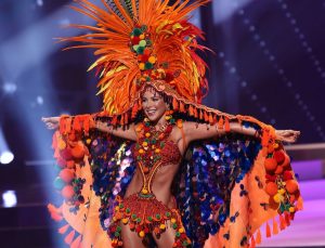Laura Olascuaga se lució con su traje típico en Miss Universe