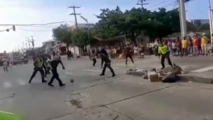 Policías y manifestantes disuaden una aglomeración con un partido de fútbol
