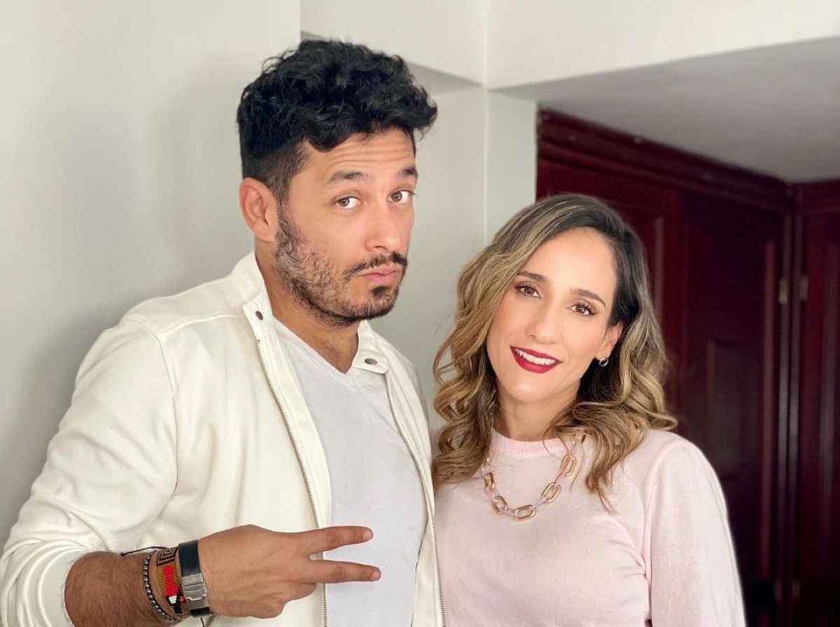 Santiago Alarcón presumió a su esposa con foto de ella en lencería