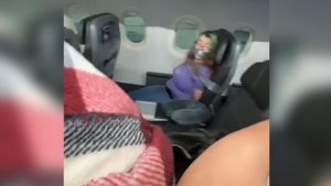 Amarran a mujer a la silla de un avión _ Foto_ captura video