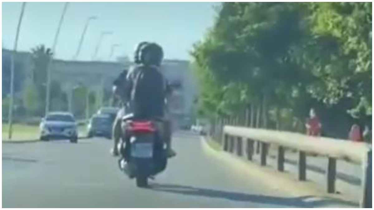 Pillan a pareja 'haciendo cositas' en una moto en plena carretera
