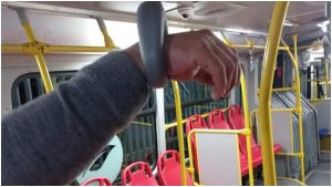 A un pasajero se le atoró la mano en la manija de TransMilenio _ Foto_ Twitter