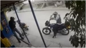 Tendero se enfrenta a ladrones _ Foto_ captura video Noticias Caracol