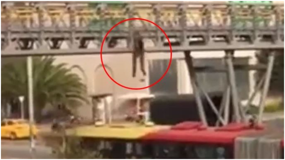 220322 Hombre se tira de un puente a un TM _ Foto_ captura video