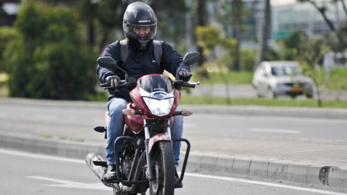 Así deben verse las placas de los cascos de motos en Bogotá