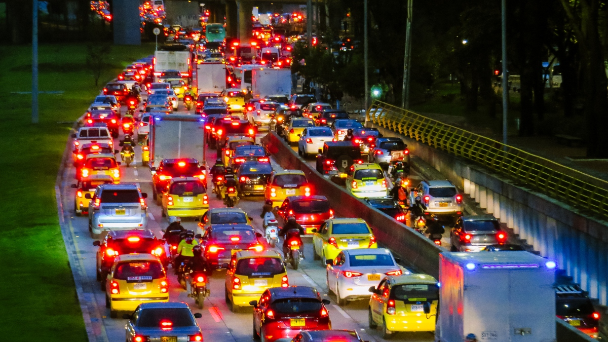 Monumental trancón en Fontibón por accidente entre moto y tracto camión