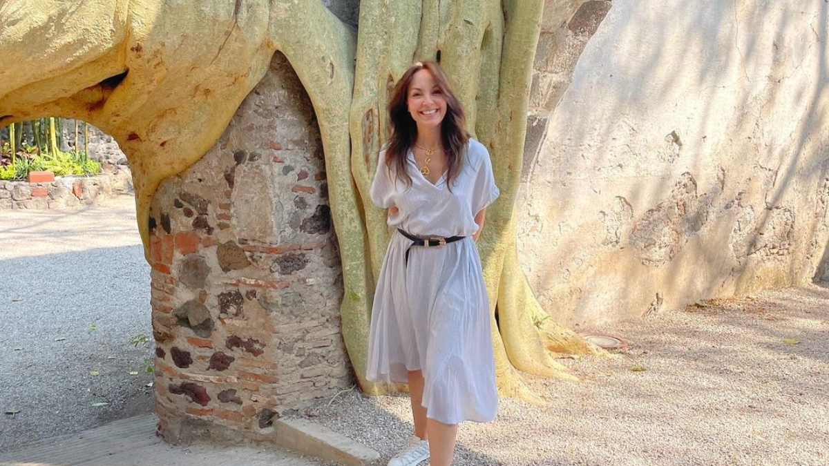 Carolina Gómez dejó ver su sostén luego de posar con camisa abierta