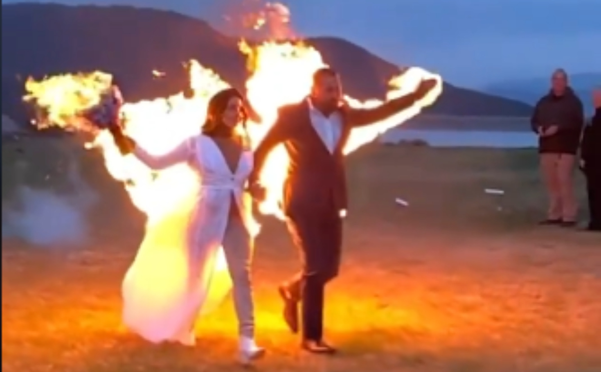 Pareja de recién casados se prenden fuego para celebrar su boda