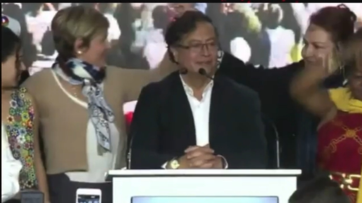 Critican a esposa de Petro por supuestamente bajar a su mamá de la tarima