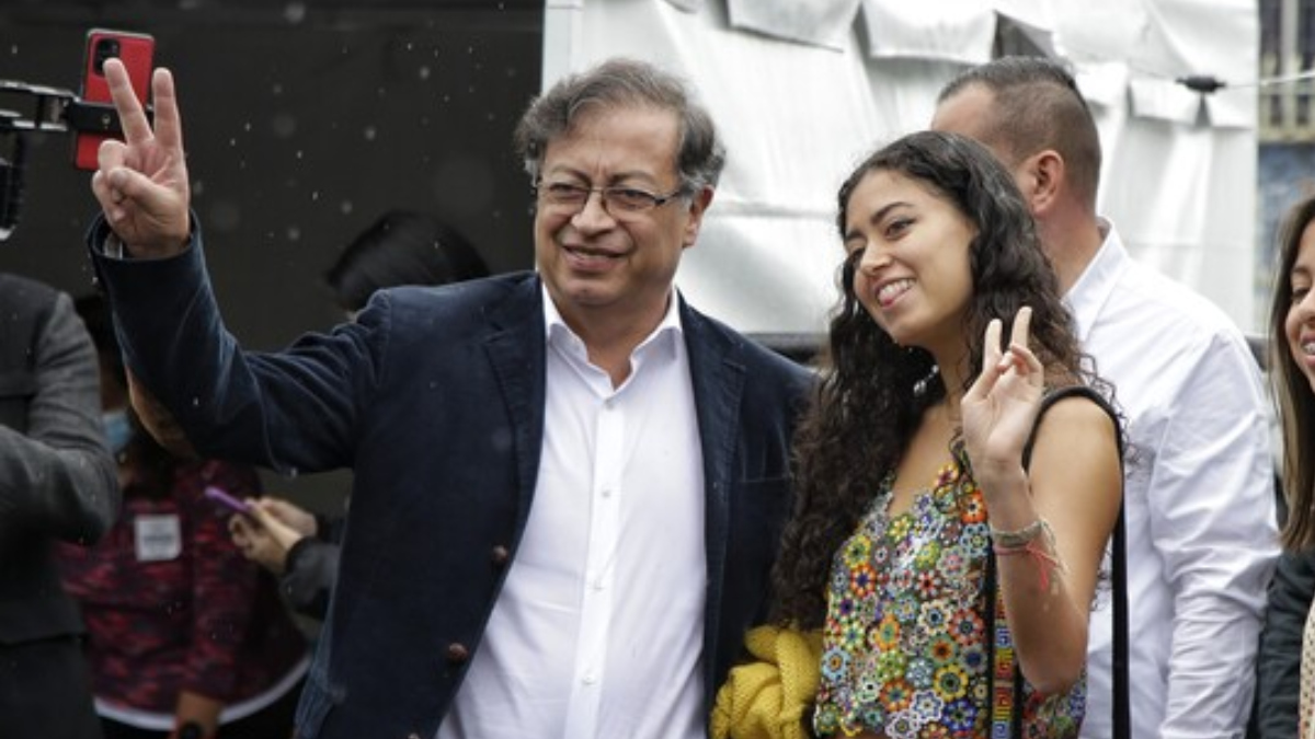 La millonaria suma que cuesta la blusa que usó la hija de Gustavo Petro en elecciones