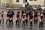Polémica en el Ejercito: mujeres desfilaron en body en batallón