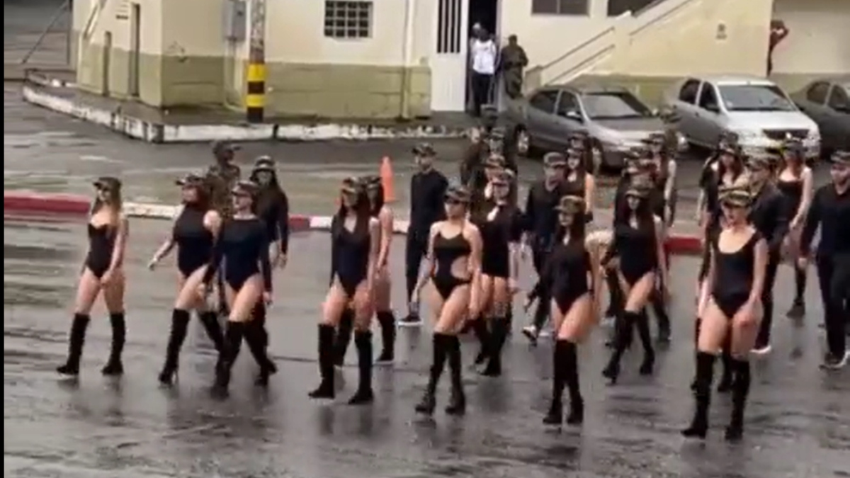Polémica en el Ejercito: mujeres desfilaron en body en batallón