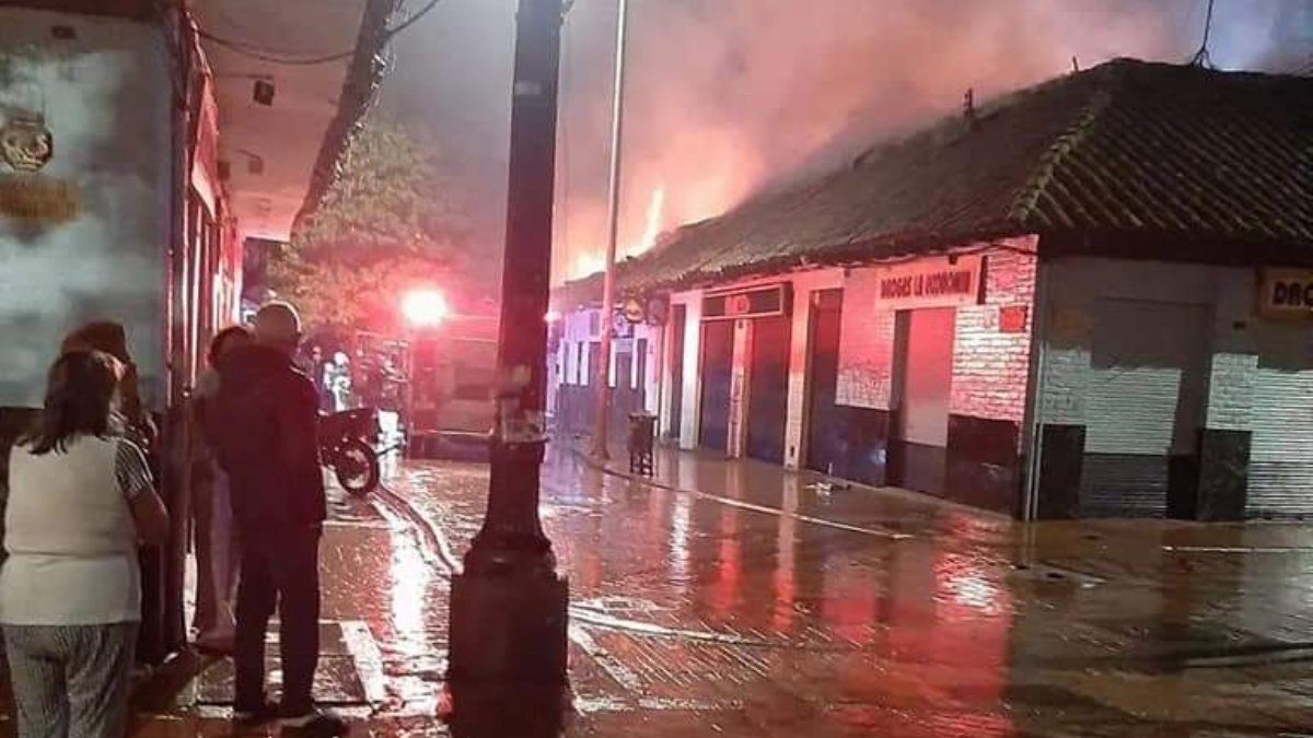 Grave incendio en Chía consumió varias viviendas del Centro Histórico