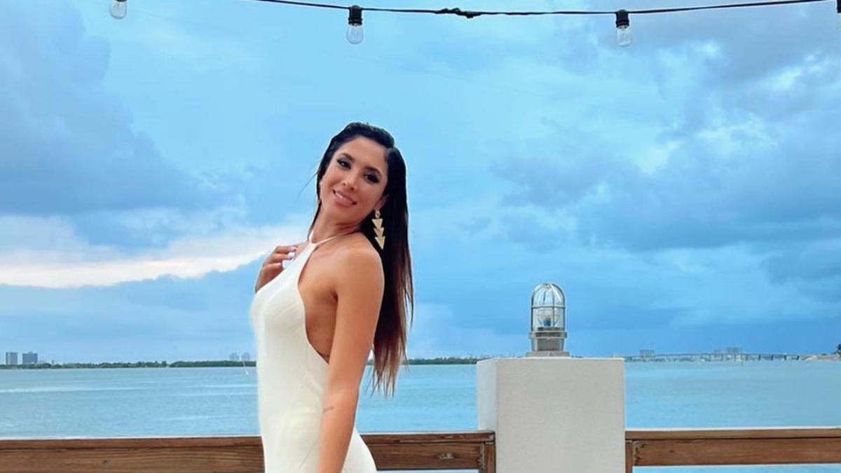 Daniela Ospina presumió sus ‘melocotones’ mientras corría por la playa