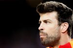 Piqué reacciona con agresividad a la prensa y tira al piso el celular de un periodista