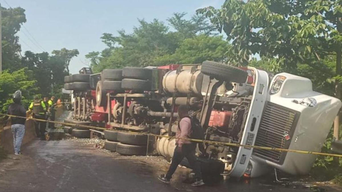 No ayudaron al conductor y saquearon cerveza de camión que se volcó