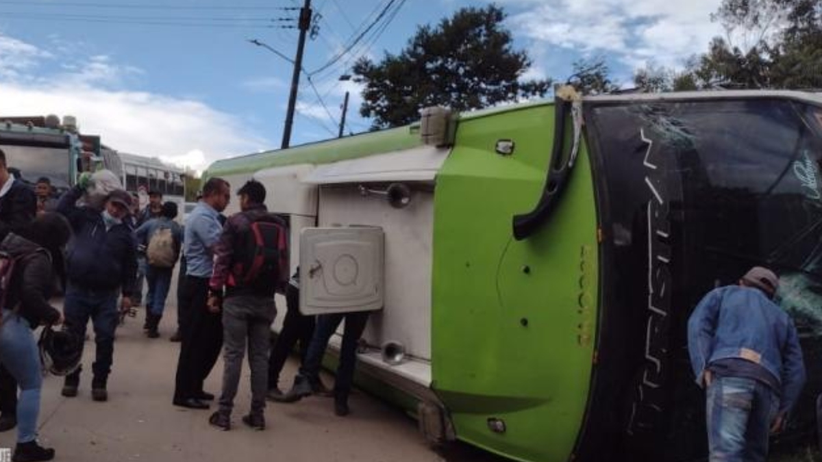 Ruta escolar se volcó y deja 16 menores heridos