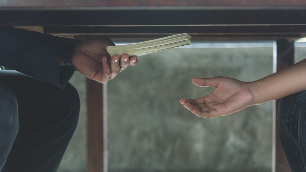 Mujer captada teniendo relaciones en Cartagena dice que chantajeó a los policías