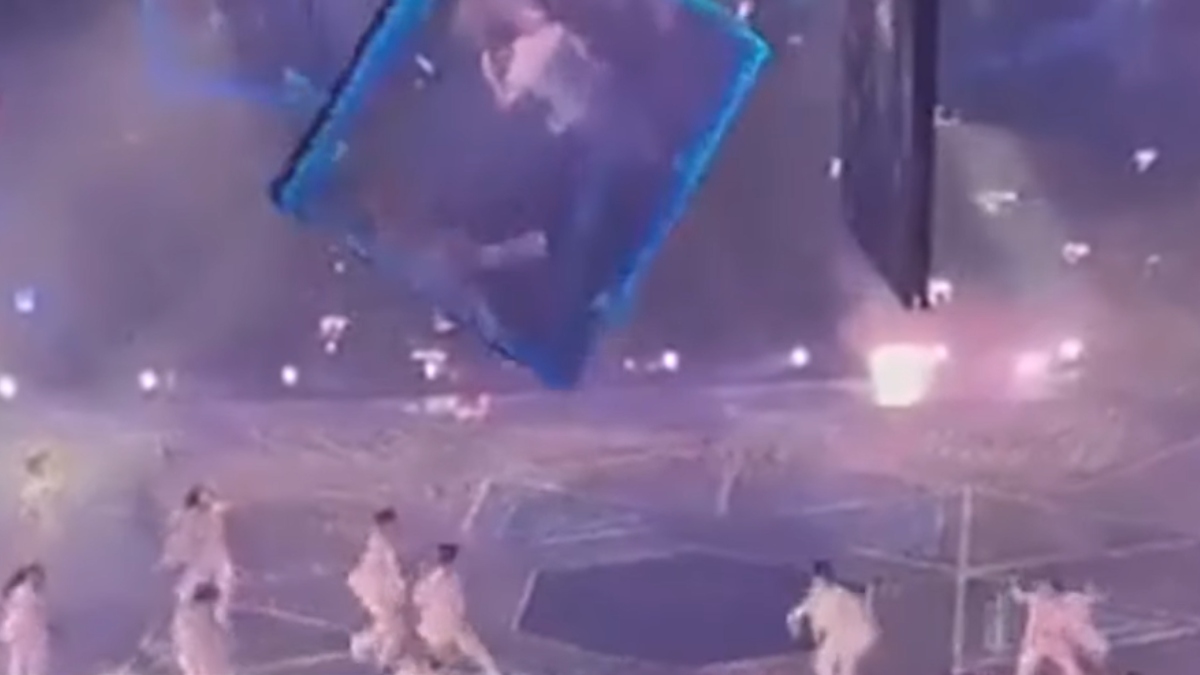 Imágenes susceptibles: Pantalla cayó encima de bailarín durante un concierto