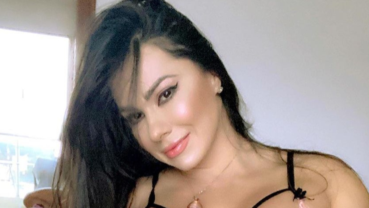 Esperanza Gómez se bajó el pantalón y dejó ver su pequeña tanga