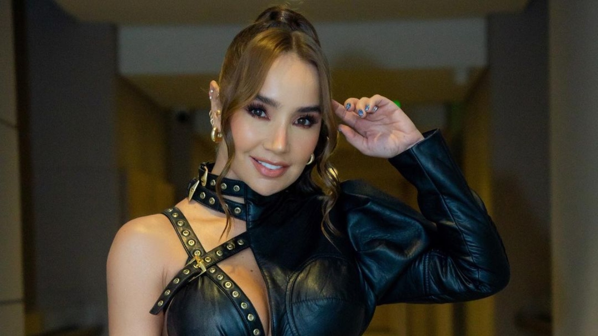 Paola Jara encanta en su concierto con apretado conjunto