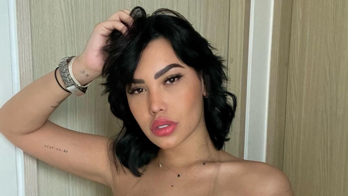 Por poquito y se le salen las lolas a Ana del Castillo con pequeño top