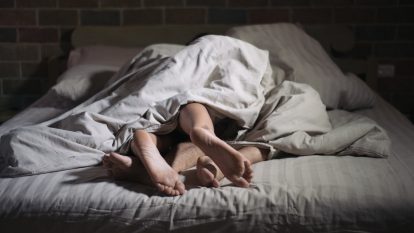 Cosas que no deberías hacer en la cama: sigue estos consejos
