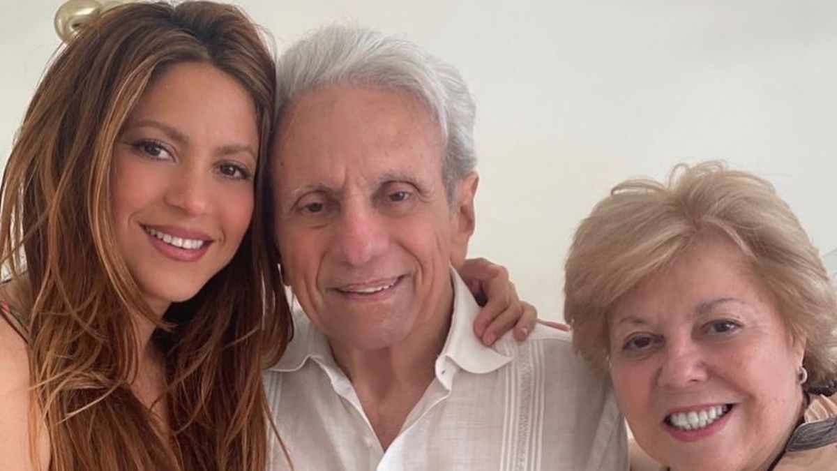 Shakira junto a sus padres