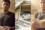 Joven muestra fajo de billetes que gana semanalmente haciendo aseo en EEUU