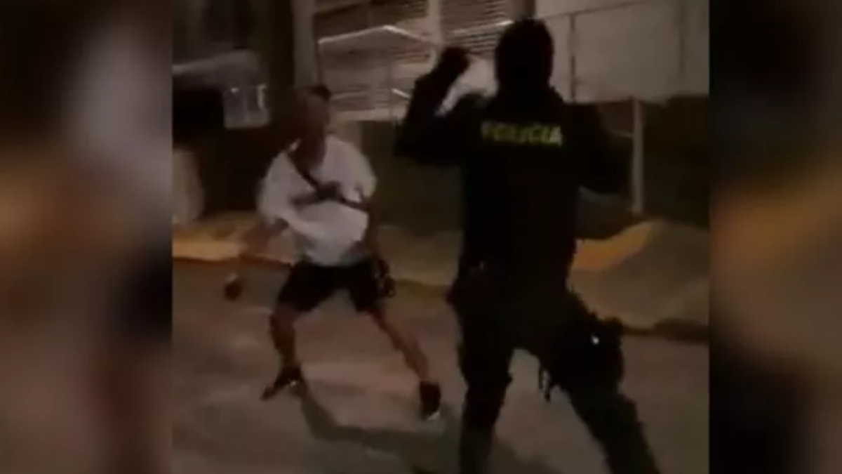 Video: Policía se va a los puños con joven que se negó a una requisa