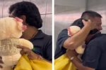 Hombre rompe en llanto al recibir un oso de peluche con la voz de su fallecida esposa