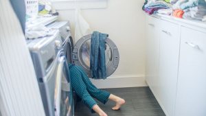 Niño en lavadora