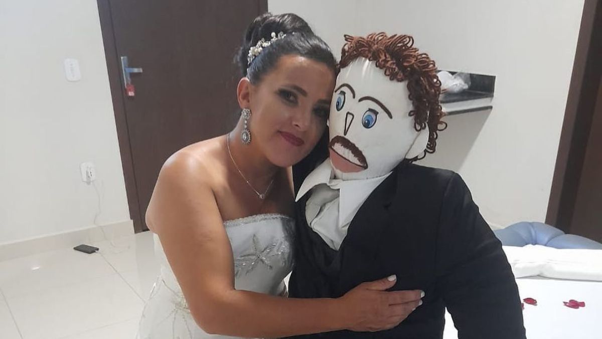 Mujer se casó con muñeco de trapo