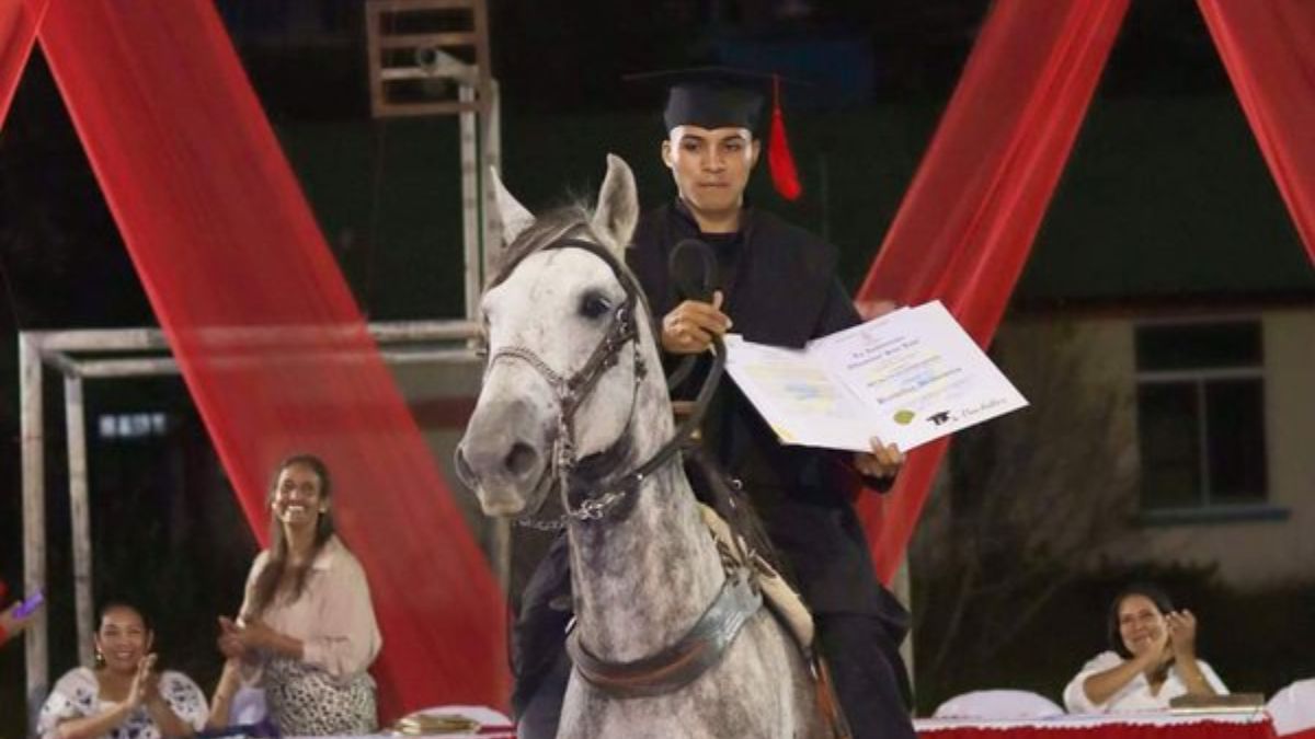 Llegó a graduación montando a caballo