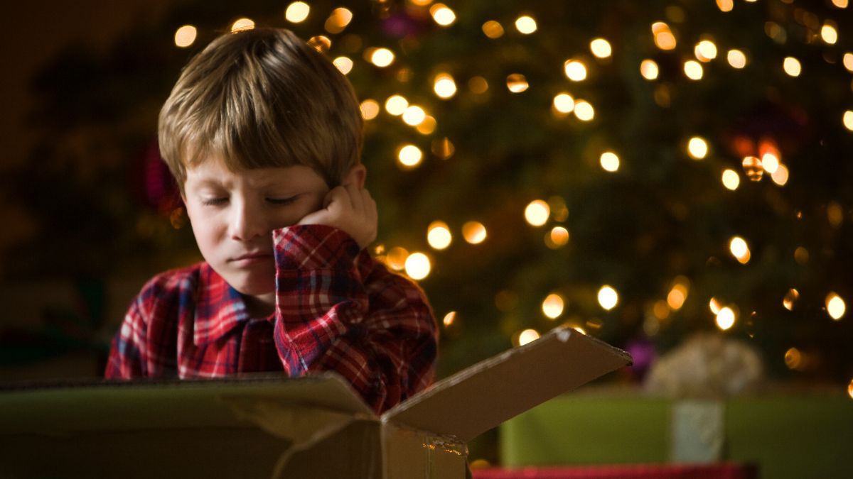 Niño decepcionado regalo de Navidad
