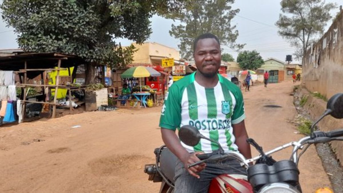 Motociclista africano es hincha del Atlético Nacional
