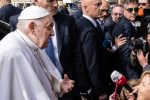 “Estoy vivo”: las primeras palabras del papa Francisco tras salir del hospital