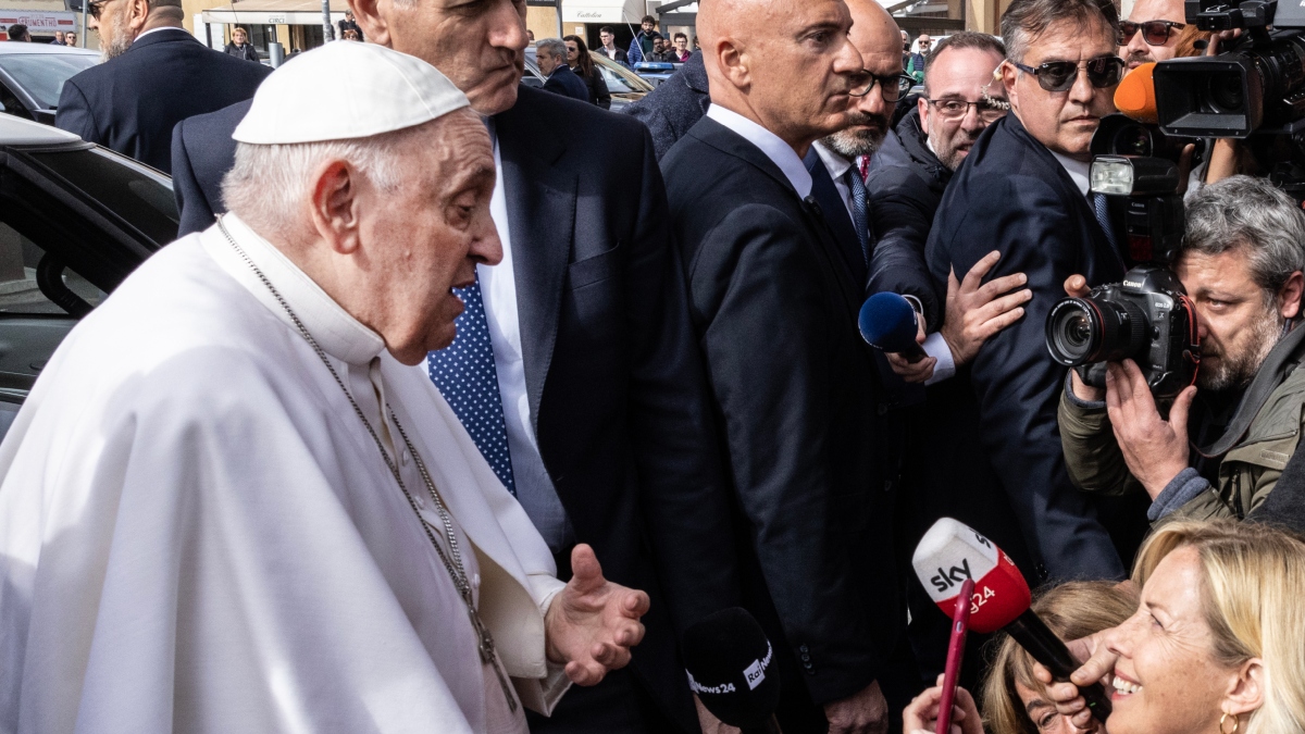 “Estoy vivo”: las primeras palabras del papa Francisco tras salir del hospital
