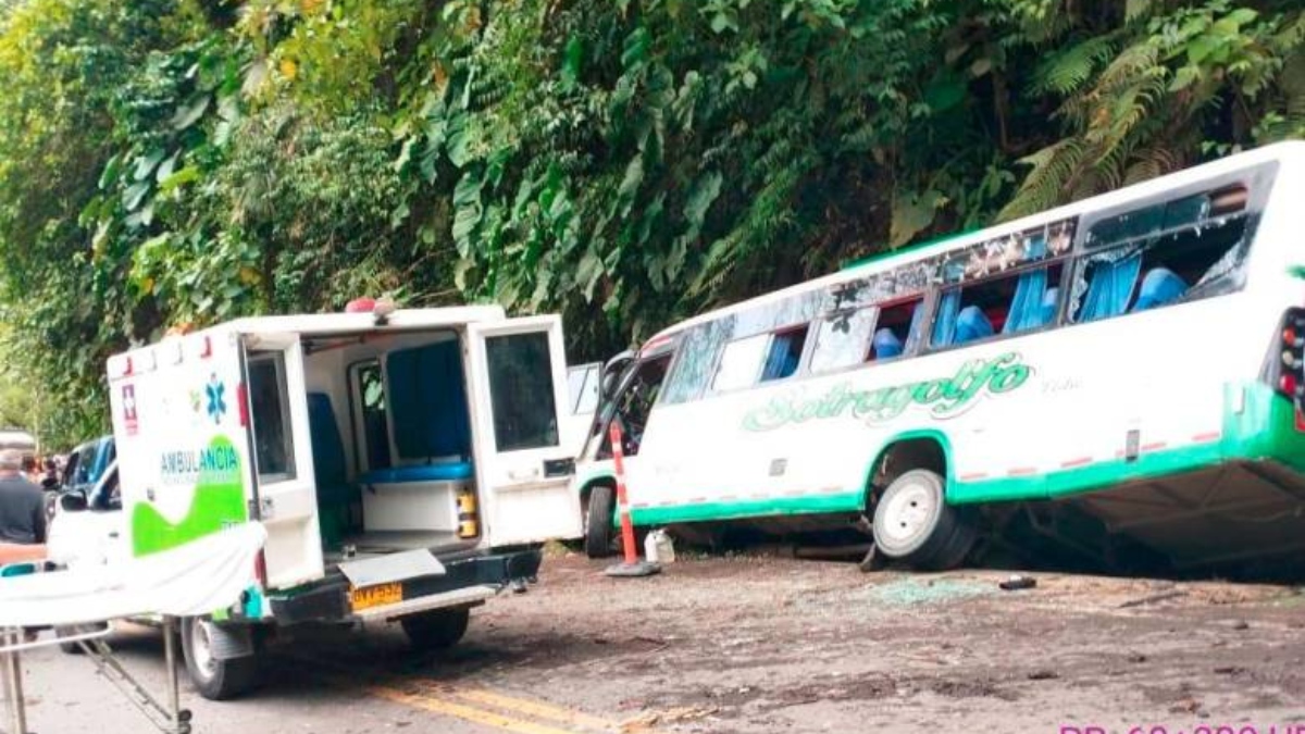 Tragedia en Colombia: bus en el que iba una familia se estrelló y dejó víctimas fatales