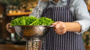 Chef lavando hojas de lechuga _ Foto_ Getty Images