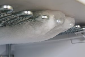 Congelador cubierto de hielo (Getty Images)