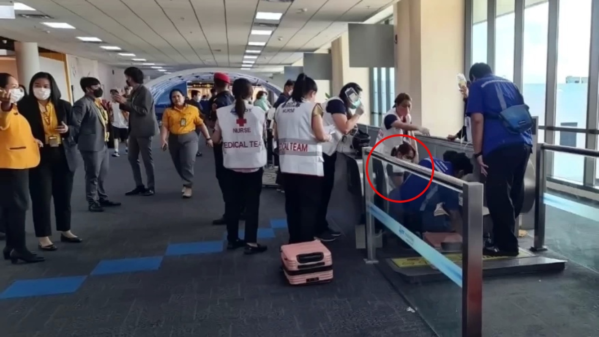 mujer quedó atrapada cinta móvil aeropuerto.