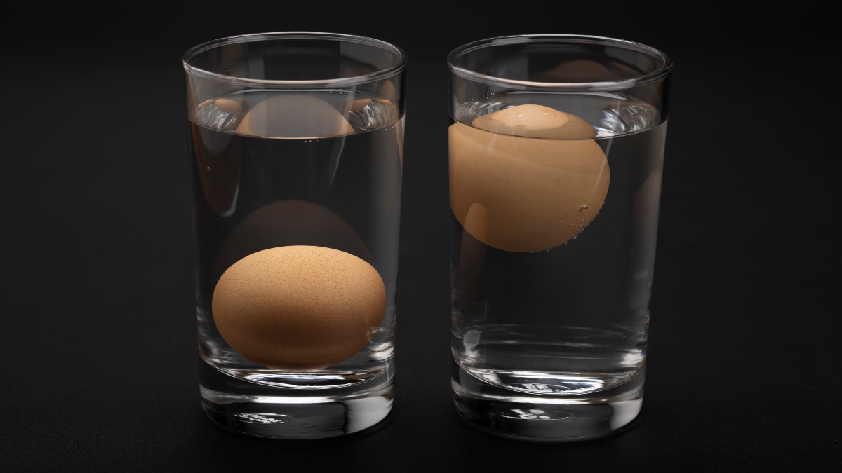 Truco para identificar si un huevo está fresco - huevos flotando en vasos de agua-Foto Getty Images