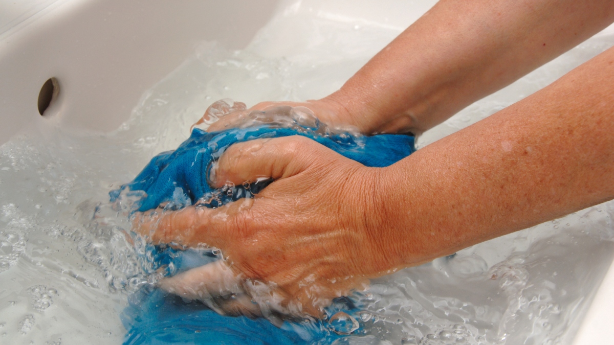 Lo que debe hacer para que la ropa no destiña al lavarla