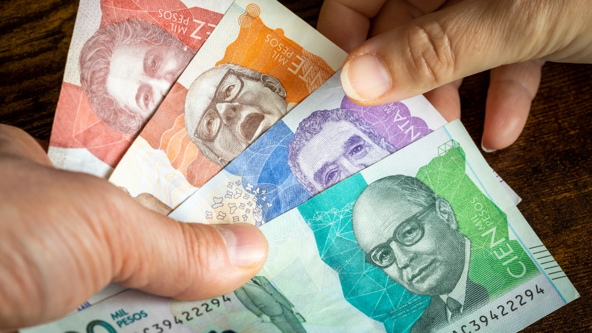 Subsidio: Persona con dinero de 100, 50, 30 y 10 mil pesos colombianos / Foto: GettyImages