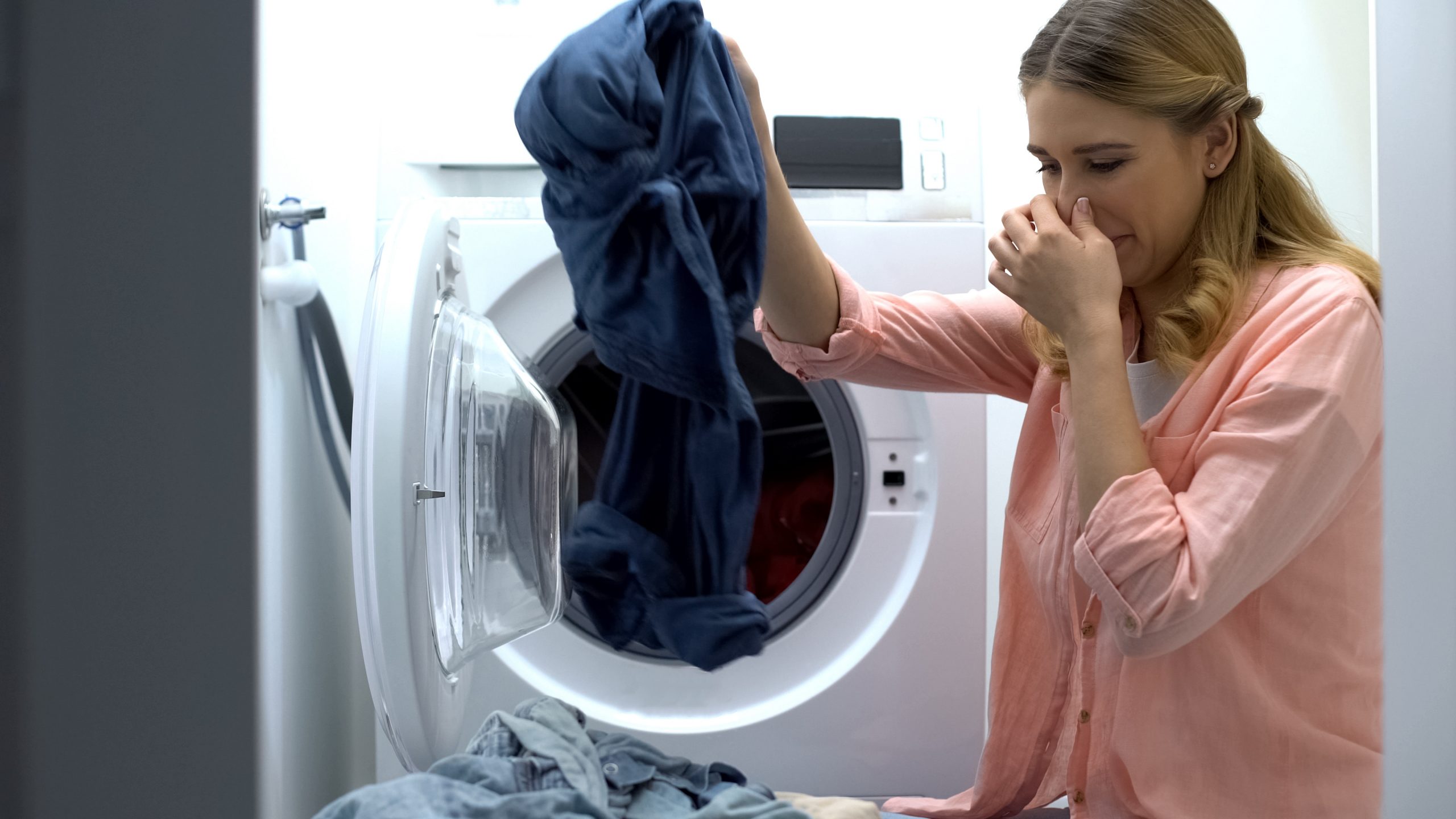 Cómo evitar el olor a guardado en la ropa - Getty Images