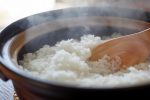 Arroz blanco cocinándose en olla (Getty Images)