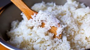 Persona revolviendo el arroz en la olla (Getty Images)